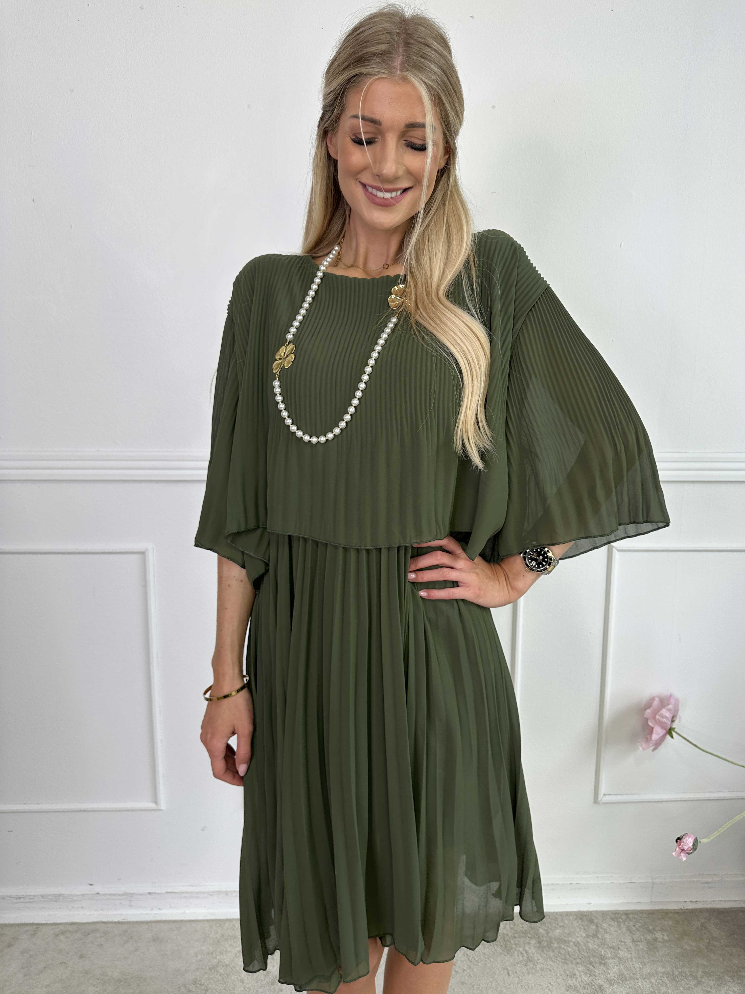 Kristina - Sød plisseret plus size kjole med flæselag